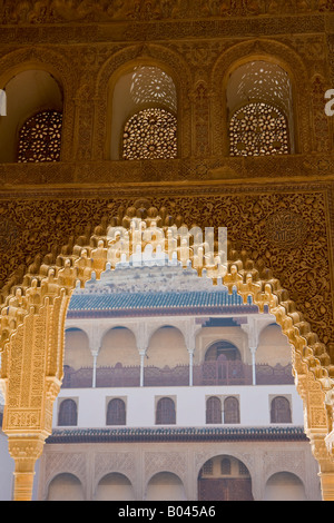 Dettagli di archway e pennacchi della Sala della barca, il Royal House, la Alhambra, indicato un Sito Patrimonio Mondiale dell'UNESCO Foto Stock