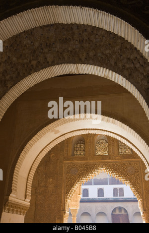 Cerca attraverso arco arrotondato del salone di ambasciatori presso la altamente decorato archway e pennacchi della Hall della barca Foto Stock