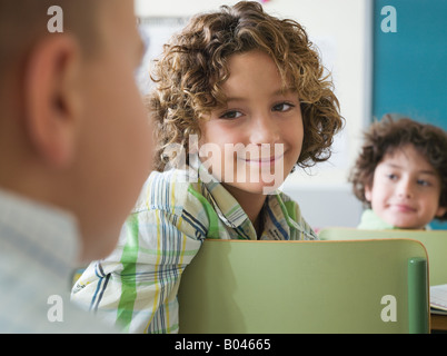 I bambini seduti in una lezione Foto Stock