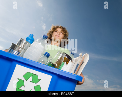 Ragazzo scatola portante del riciclaggio Foto Stock