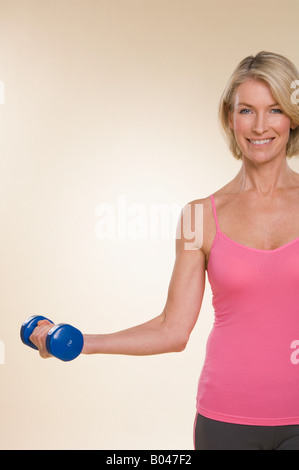 Una donna il sollevamento pesi Foto Stock