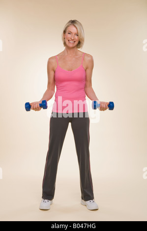 Una donna il sollevamento pesi Foto Stock