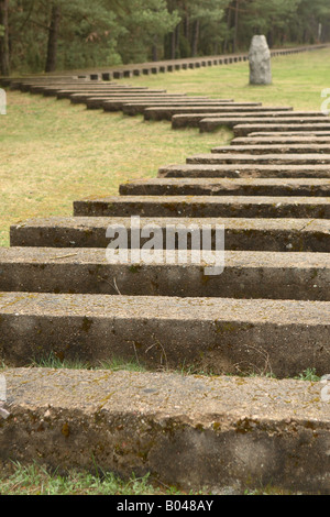 Treblinka Polonia marcatori concreti mostrano il binario ferroviario viaggio nella Germania nazista sterminio morte camp Foto Stock