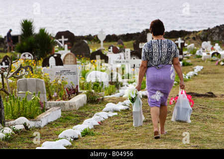 Rapanui donna sul giorno di Tutti i Santi a Hanga Roa cimitero dal mare sull isola di pasqua o Pascua Rapa Nui Cile Foto Stock