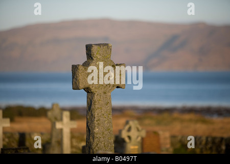 Croce celtica nel cimitero, Isle of Mull, Scozia Foto Stock