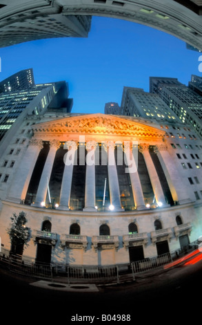 Investimenti "New York" NY Stati Uniti d'America " New York Stock Exchange' edificio 'anteriore illuminato di notte con ampio angolo 'Wall Street' Foto Stock