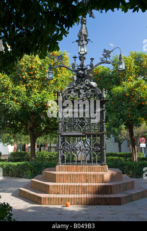 Ornati in croce di ferro in Plaza de Santa Cruz, il quartiere di Santa Cruz, città di Siviglia (Siviglia), provincia di Siviglia, in Andalusia Foto Stock