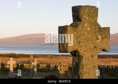 Croce celtica nel cimitero, con suono di Mull dietro, Isle of Mull, Scozia Foto Stock