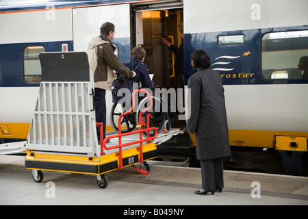 'Imbarco dei passeggeri su sedia a rotelle treno Eurostar per mezzo di una rampa a Kings Cross/Saint Pancras International Station. Londra. Foto Stock