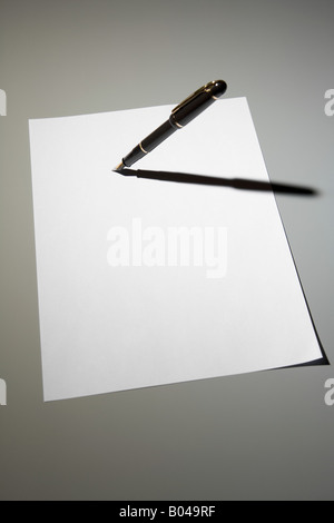 Penna su carta Foto Stock