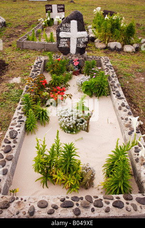 Tombe con fiori sul giorno di Tutti i Santi a Hanga Roa cimitero dal mare sull isola di pasqua o Pascua Rapa Nui Cile Foto Stock