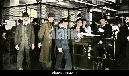 Gli immigrati in linea ad Ellis Island il porto di New York circa 1905. Colorate a mano i mezzitoni di una fotografia Foto Stock