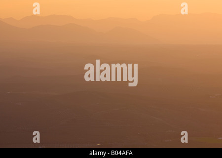 Oliveti e paesaggi del Parque Natural de la Sierra Magina, durante il tramonto visto da un mirador nella città di Baeza Foto Stock