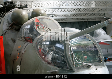 Il russo HIND elicottero militare-Imperial War Museum Duxford Foto Stock