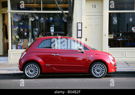 Nuovo modello Fiat 500 auto parcheggiate sulla strada di Londra Foto Stock