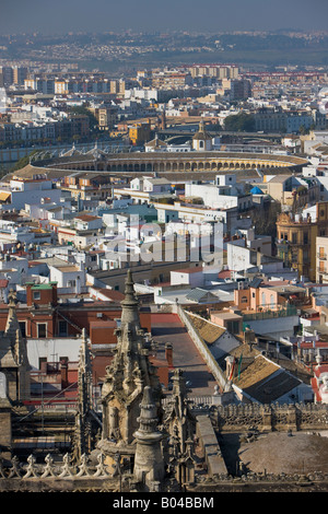 Vista della città e da Plaza de Toros de la Maestranza, dalla Giralda e la Cattedrale di Siviglia, un sito Patrimonio Mondiale dell'UNESCO Foto Stock