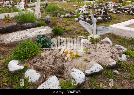 Tombe con fiori sul giorno di Tutti i Santi a Hanga Roa cimitero dal mare sull isola di pasqua o Pascua Rapa Nui Cile Foto Stock