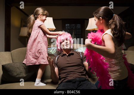 Un padre e le sue figlie giocando fancy dress Foto Stock
