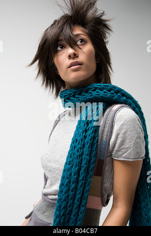 Giovane donna che indossa una sciarpa Foto Stock