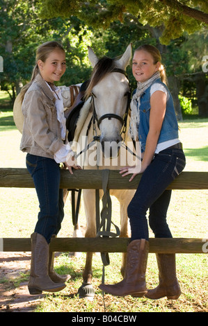 Ritratto di due ragazze e da un cavallo Foto Stock