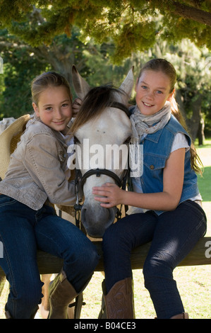 Ritratto di due ragazze e da un cavallo Foto Stock