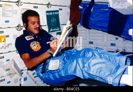 Payload Specialist astronauta in gravità zero sul quinto volo dello Space Shuttle Discovery 1985- Sultan Bin Salman Bin Abdul Aziz (Prince) è stato il Foto Stock