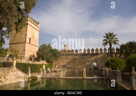 Le mura e le torri dell'Alcazar de los Reyes Cristianos (Castello dei monarchi cristiani) visto dai giardini Foto Stock