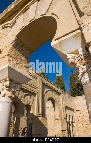 Gli archi e le colonne dell'Edificio basilicale Superior (Basilica Superiore edificio), Medina Azahara, provincia di Cordoba Foto Stock