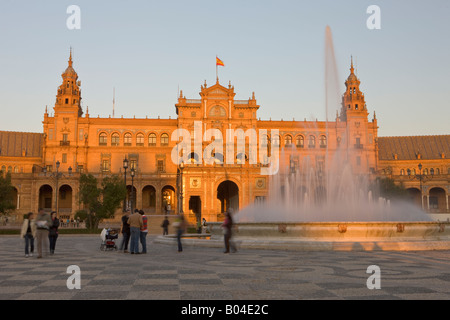 Edificio centrale e la fontana in Plaza de Espana, Parque Maria Luisa, durante il tramonto nella città di Siviglia, provincia di Siviglia Foto Stock