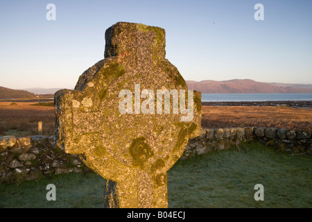 Croce celtica nel cimitero, con suono di Mull dietro, Isle of Mull, Scozia Foto Stock