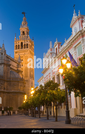 Cattedrale di Siviglia e La Giralda (torre campanaria/minareto), un sito Patrimonio Mondiale dell'UNESCO, visto da Plaza del Triunfo al crepuscolo Foto Stock