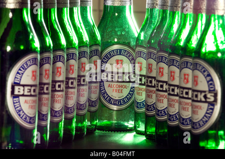 Righe di Becks alcool liberi o birra analcolica in verde le bottiglie di vetro. Foto Stock