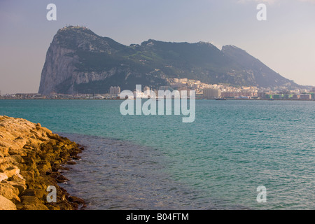 La roccia nella città di Gibilterra, Regno Unito, Europa visto da tutta la Bahia de Algeciras in La Linea de la Concepcion Foto Stock