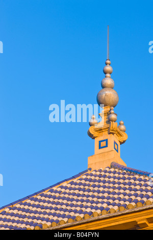 Tetto di una torre presso il Palacio de San Telmo (San Telmo's Palace) al tramonto, città di Siviglia, provincia di Siviglia, in Andalusia Foto Stock