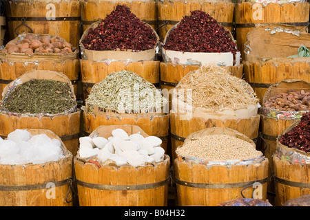 Barili di erbe e spezie sul display nel souk in Aswan, Egitto Foto Stock