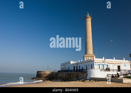 Torre faro, Punta del Perro nella città di Chipiona, visto da Playa de Regla (spiaggia), Costa de la Luz, Provincia di Cadice Foto Stock