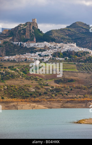 Città bianca di Zahara de la Sierra ventaglio sotto le rovine del castello sulle rive del Embalse de Zahara-El Gastor Foto Stock