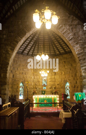 Altare e coro con vetrate colorate nelle chiese protestanti chiesa di Cristo Munnar Hill Station Idduki Kerala India Foto Stock