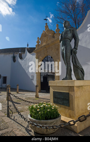 Statua di matador Antonio Ordonez all'ingresso di Plaza de Toros (costruito nel 1785), arena dei tori nella città di Ronda Foto Stock