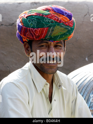 Ritratto di uomo con vivacemente colorato turbante, vicino a Jodhpur, Rajasthan, India Foto Stock