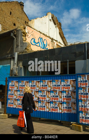 La donna a piedi passato manifesti elettorali prima di maggio 2008 voto in Belgrade Serbia Europa Foto Stock