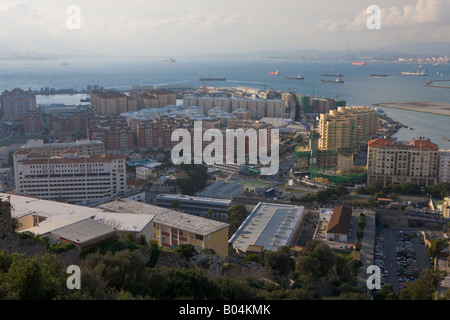 Vista sulla città di Gibilterra e Bahia de Algeciras dall VIII secolo castello moresco sulla Rocca di Gibilterra Foto Stock