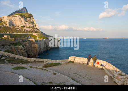 Persone di pesca nel Mar Mediterraneo da una parete a Europa Point, Gibilterra, Costa de la Luz, la Gran Bretagna, l'Europa. Foto Stock