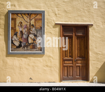 Piastrellate di scena sul muro con porta di legno Aguimes Gran Canaria " delle isole Canarie Spagna Foto Stock