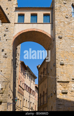 Archway al di sopra di una corsia stretta nella città di Volterra, in provincia di Pisa, Regione Toscana, Italia, Europa. Foto Stock