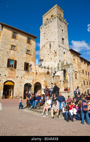 Piazza della Cisterna nel centro storico di San Gimignano, un sito Patrimonio Mondiale dell'UNESCO, in provincia di Siena Foto Stock