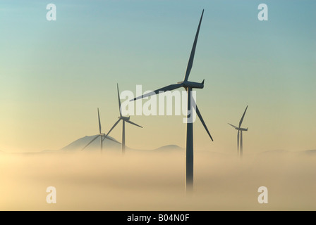 Wind Farm emergenti dalla nebbia di mattina a Causeymire, Caithness in Scozia, Regno Unito Foto Stock