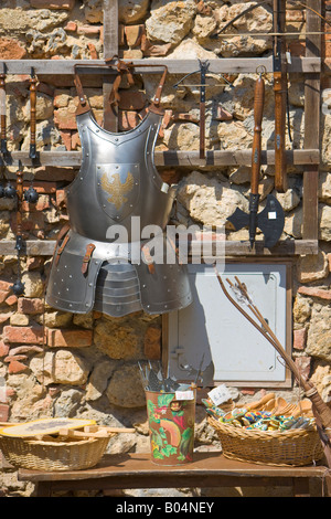 Strato di armatura sul display al di fuori di un negozio in Piazza Roma, città di Monteriggioni, in provincia di Siena, Regione Toscana. Foto Stock