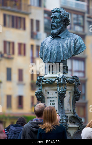 Busto di Benvenuto Cellini (celebre orafo, pittore, scultore e musican) sul Ponte Vecchio (ponte), la città di Firenze Foto Stock