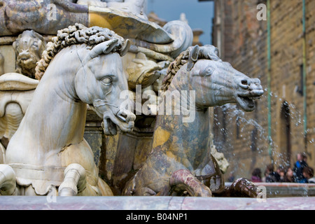 Statue di cavalli nella fontana di Nettuno in Piazza della Signoria, la città di Firenze, un sito Patrimonio Mondiale dell'UNESCO Foto Stock